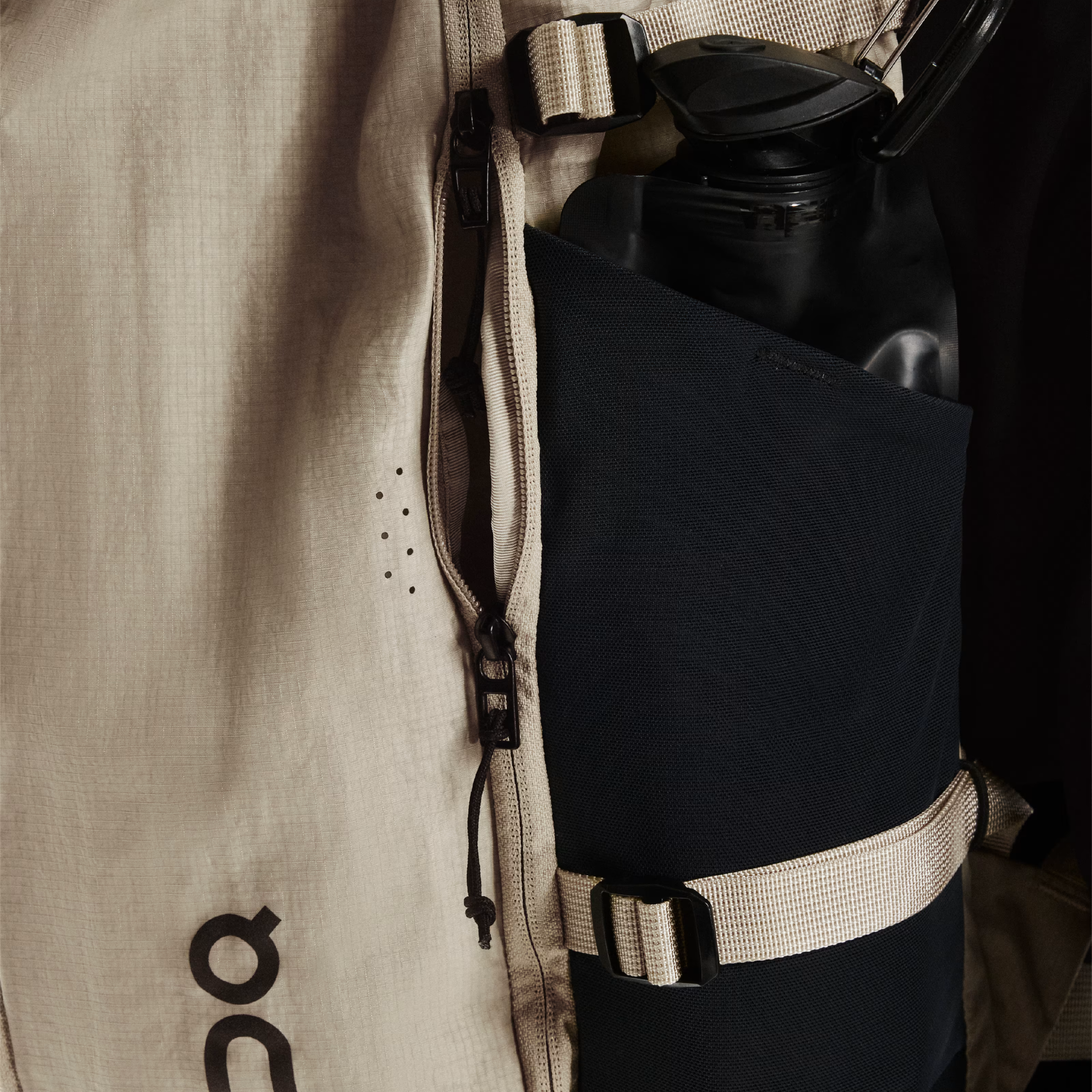On Speed Pack 30L - Sand Black